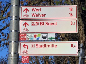 Beschilderung Radverkehrsnetz mit Themenrouteneinschüben